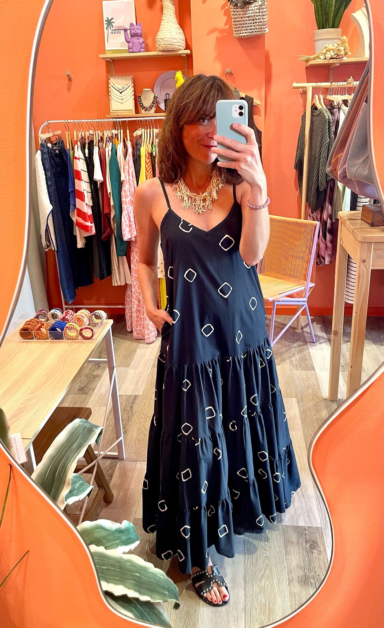 vestido largo estampado con bolsillos negro y crudo y gargantilla de rocalla cruda