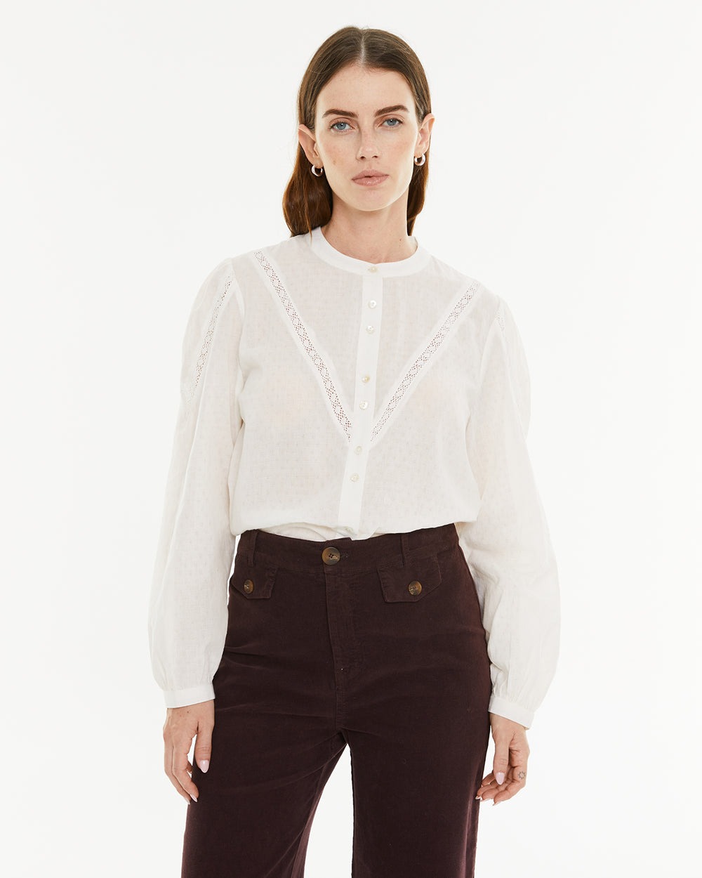 blusa de mujer con cuello mao y manga larga en color blanco con detalle de puntillas system action