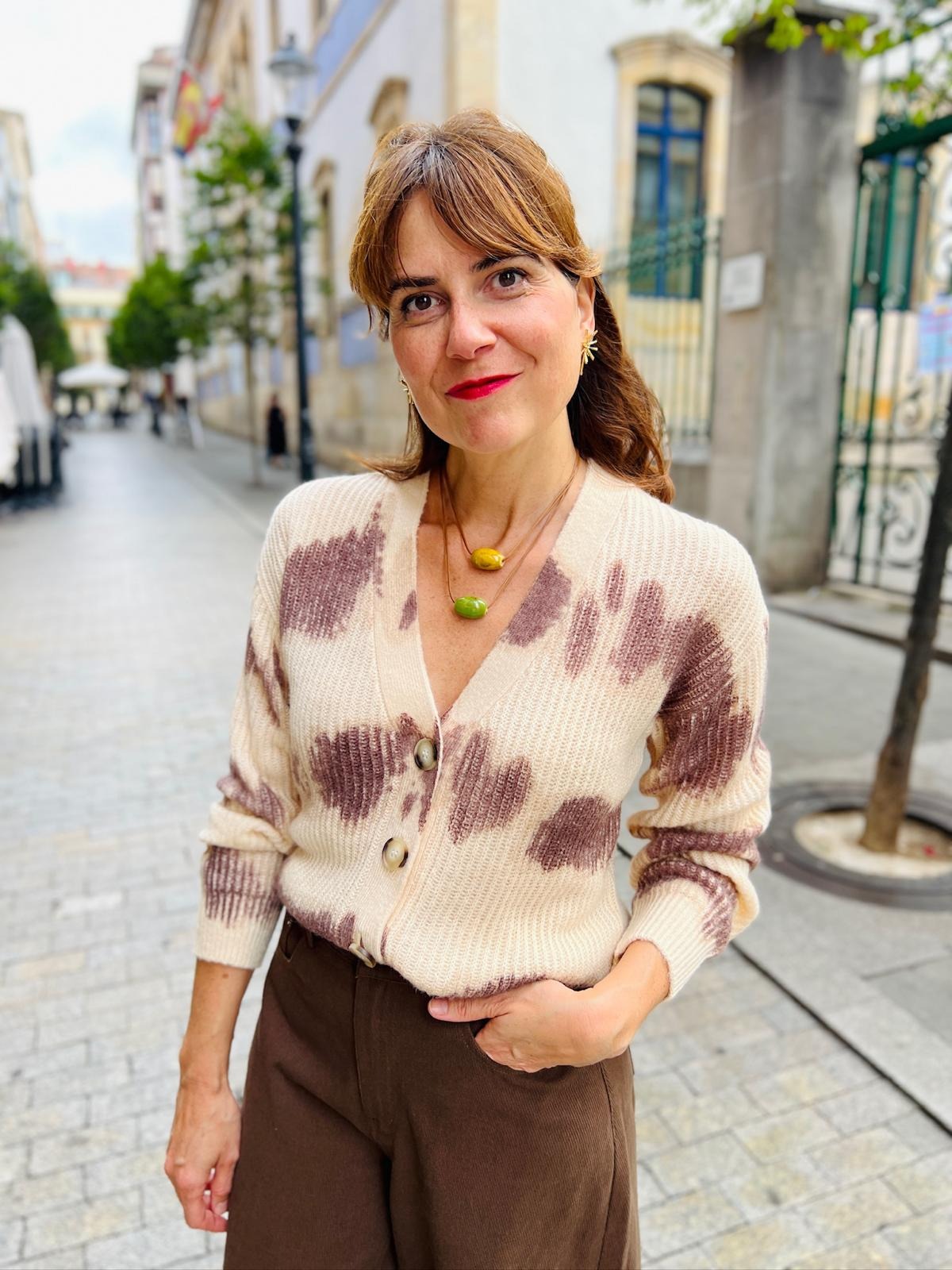 chaqueta de mujer de punto beige con manchas marrones system action