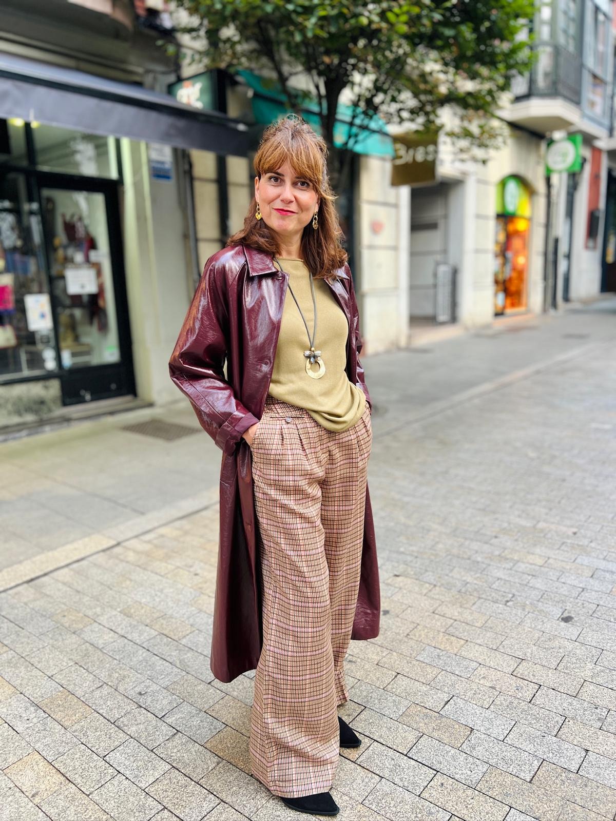 trench de mujer acharolado en color burdeos halimi frnch