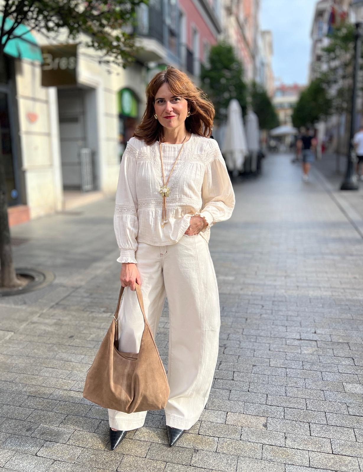pantalón barrel de frnch en color crudo bancha y blusa ambre de mujer