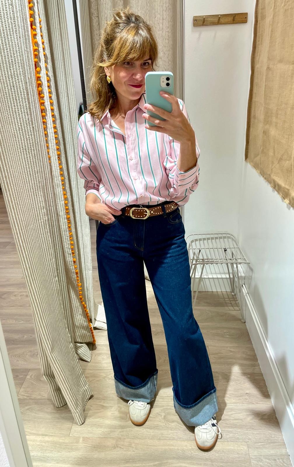 pantalones vaqueros de mujer en color azul con doblez en el bajo suki frnch y camisa rosa de mujer nujoni de nümph