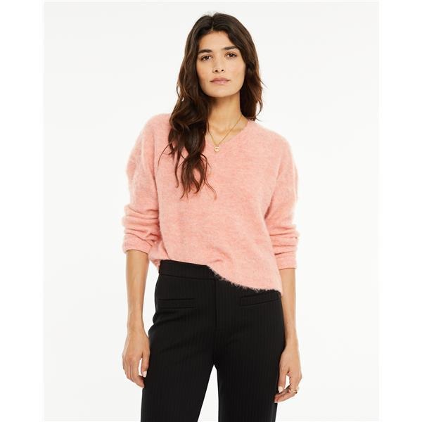jersey de mujer con un punto muy suave. Escote en pico y un color coral muy favorecedor system action