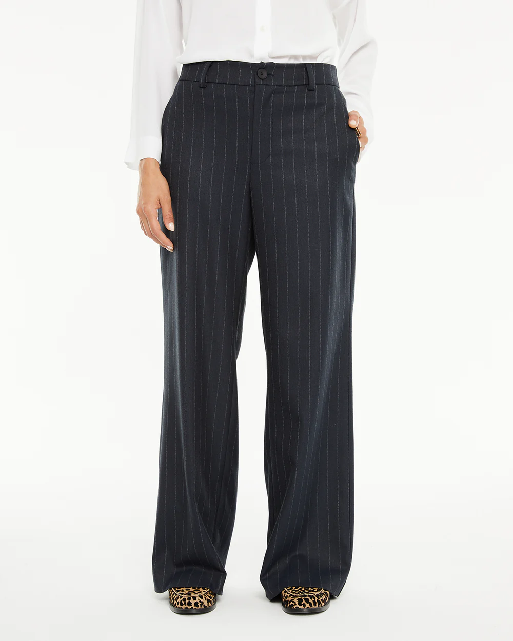 pantalón tipo traje azul con raya diplomática de mujer system action