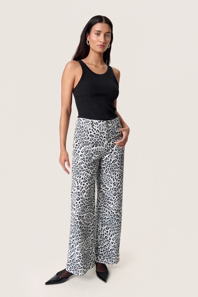 pantalón animal print en tonos gris sandja de soaked in luxury