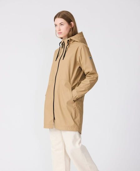 Chaqueta impermeable en color camel de mujer