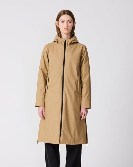 abrigo impermeable guateado ligero de mujer en color camel kelp tormenta tanta rainwear