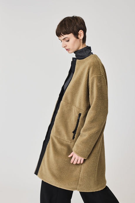 abrigo de mujer en forro polar color camel con forro de nylon