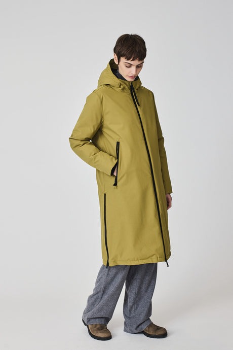 anorak plumifero impermeable largo de mujer en color verde moss modelo cher