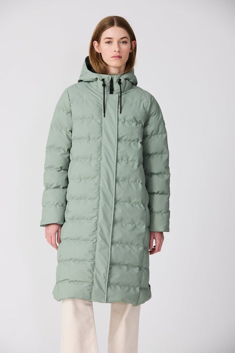 plumífero de mujer largo acolchado e impermeable en color iceberg green de tanta rainwear puddle