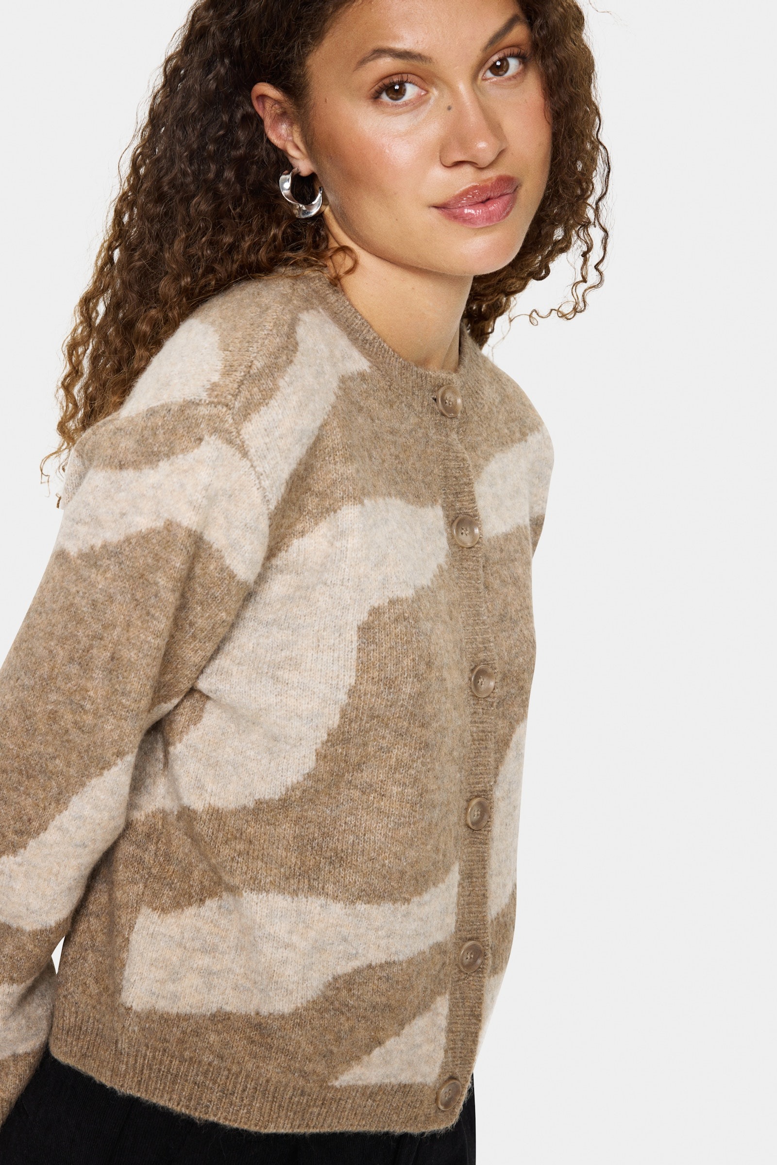 cardigan de mujer en color camel y crudo con estampado irregular mallie saint tropez