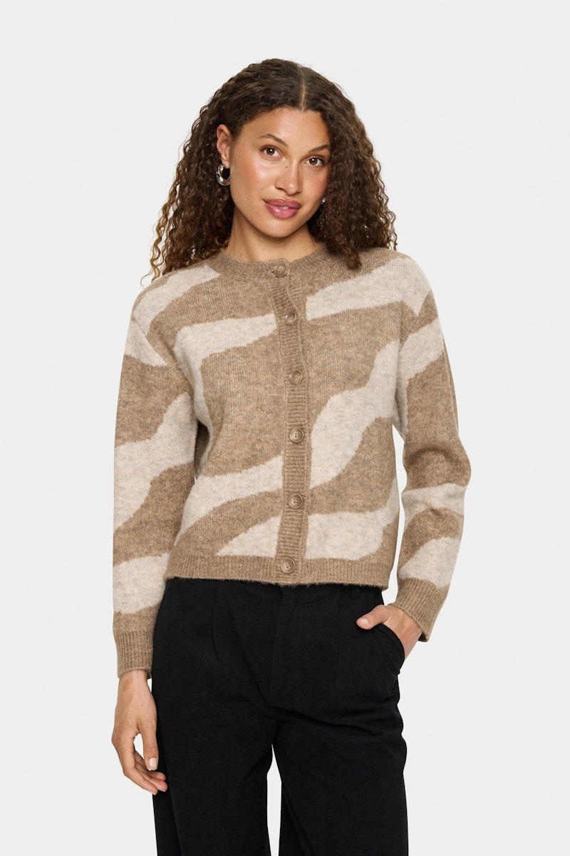 cardigan de mujer con botones en color camel y crudo