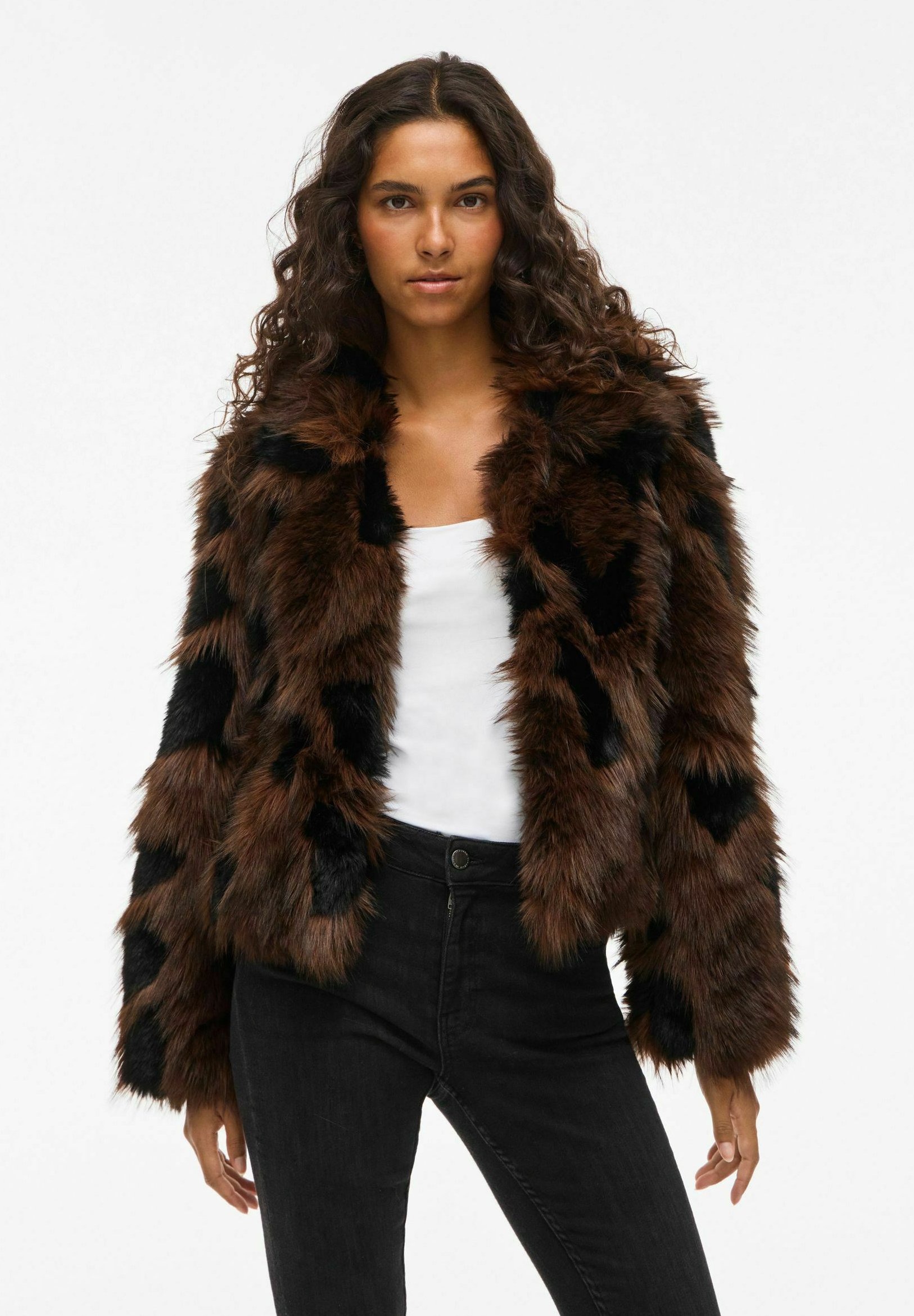 chaquetón de pelo sintético de mujer en tonos marrones y negro