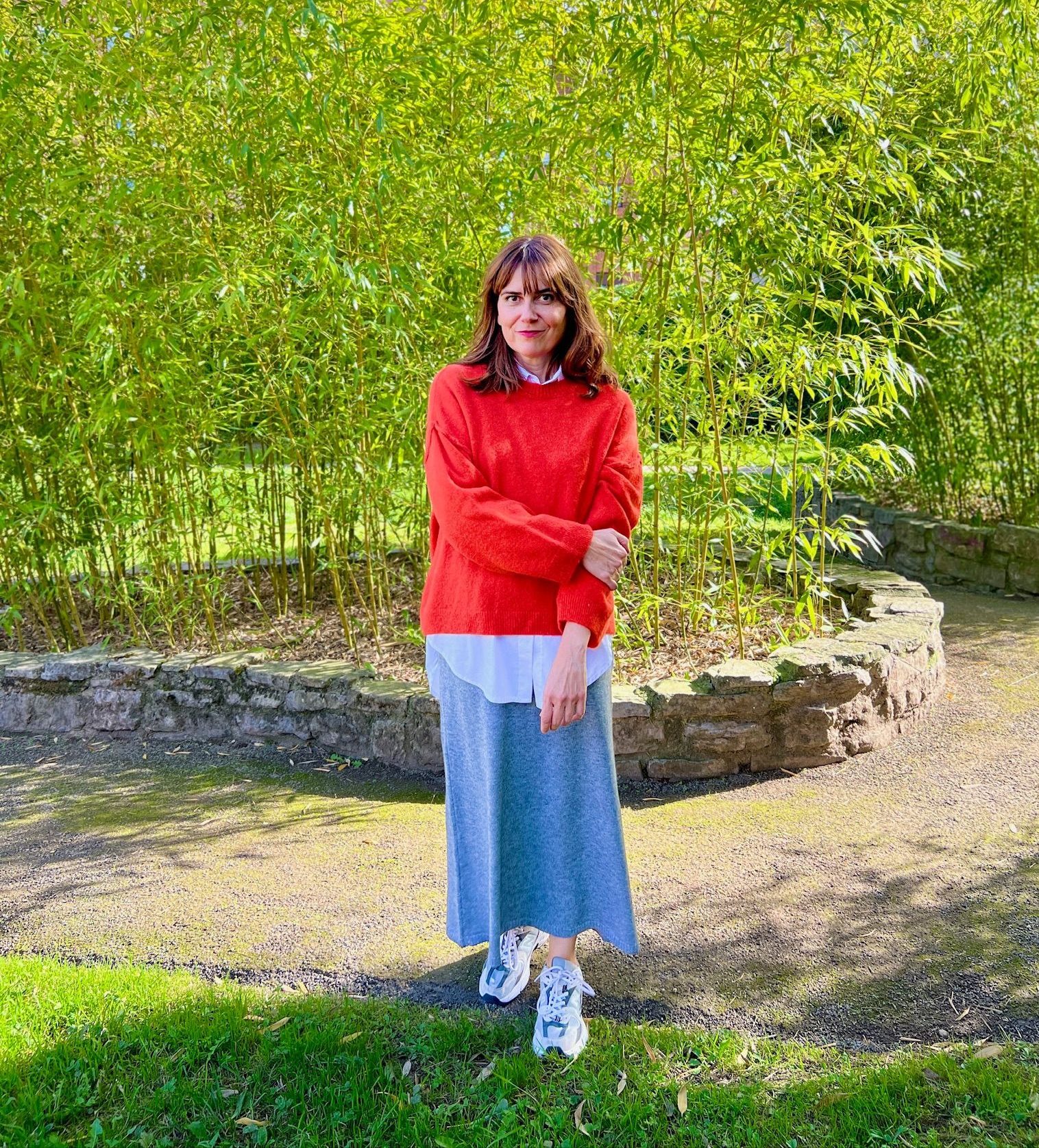 falda de mujer de punto gris larga y jersey naranja oversize