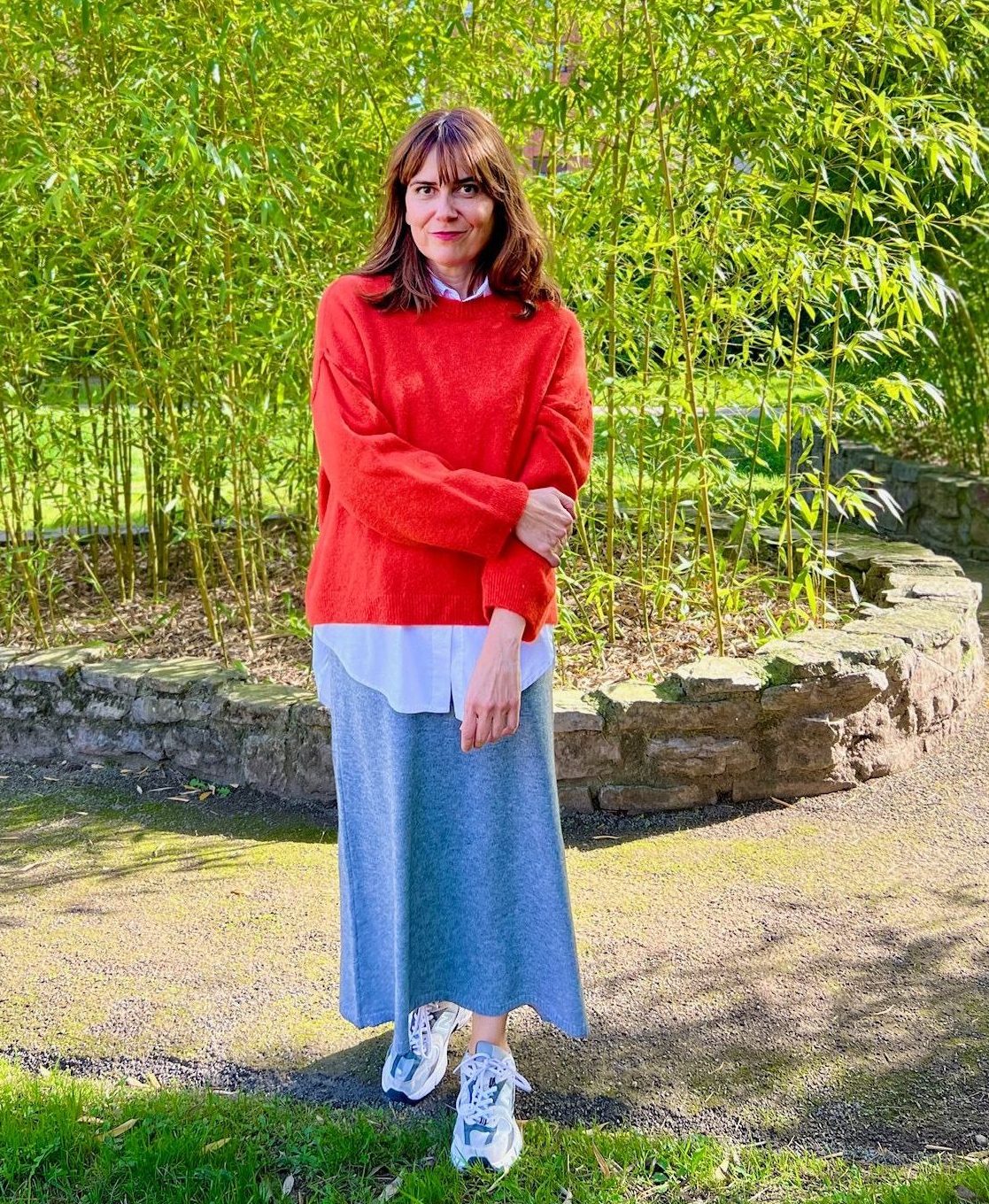 falda de mujer de punto gris larga y jersey naranja oversize