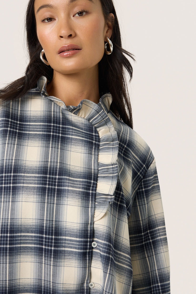 blusa de mujer de cuadros con volante y manga tres cuartos oversize. Blusa Pamala de Soaked in Luxury