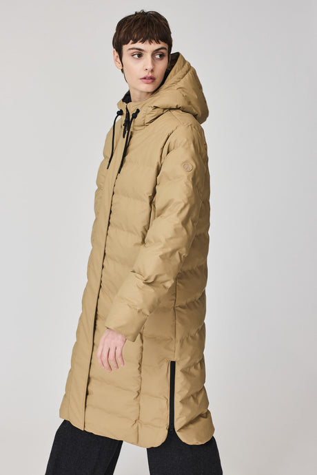 abrigo acolchado de mujer impermeable color camel puddle tanta rainwear