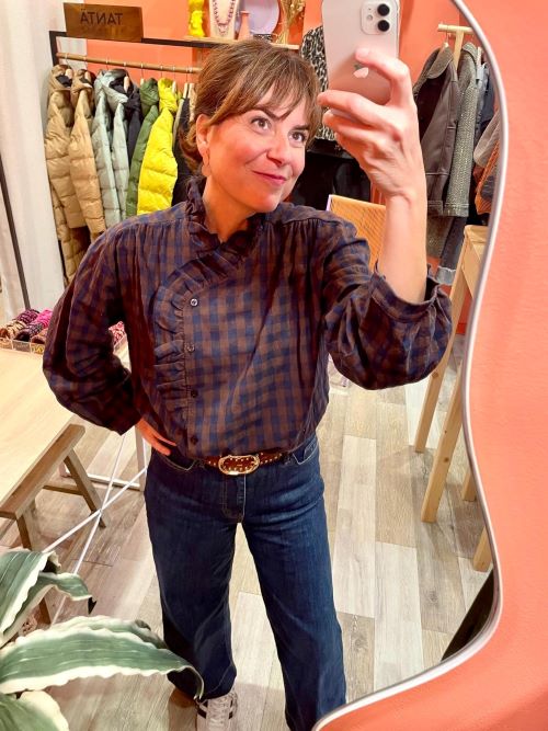 blusa de mujer con cuadros azules y volante