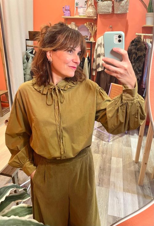 camisa de mujer con cuellos con lazada y mangas abullonadas en color verde oliva