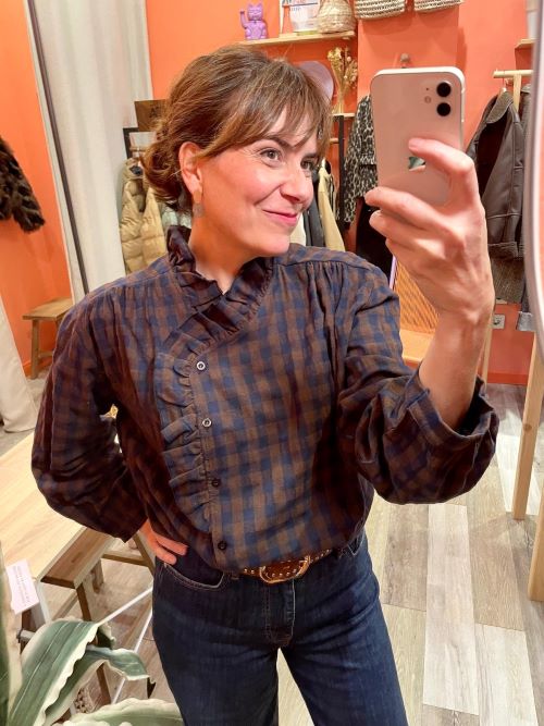 Camisa de mujer de manga larga con cuadros azules y marrones y volante en pecho y cuello