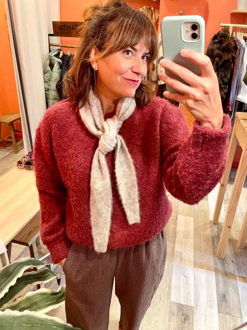 cuello de lana gris y jersey de mujer color vino grueso