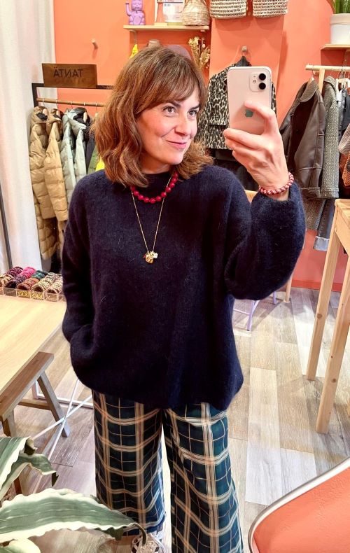 jersey de mujer azul marino oversize de mohair y pantalón de cuadros verdes