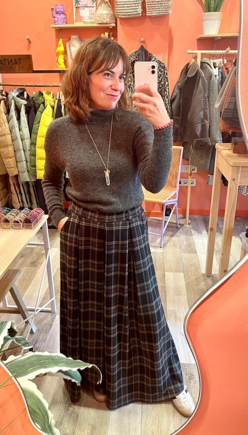 falda pantalón de cuadros gris con bolsillos y elástico en la cintura