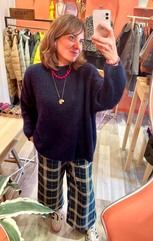 pantalón de mujer de cuadros verdes y detalle dorado con pierna ancha y jersey de mohair azul marino oversize