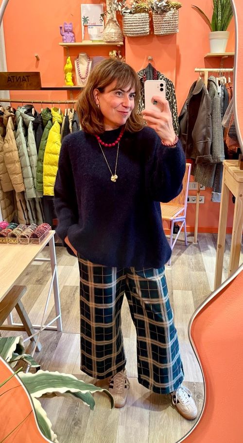 pantalón de mujer de cuadros verdes y dorados con jersey azul marino amplio