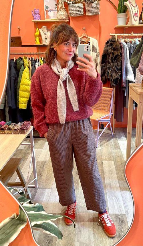 pantalón de mujer pata de gallo granate y jersey color vino con cuello de lana gris