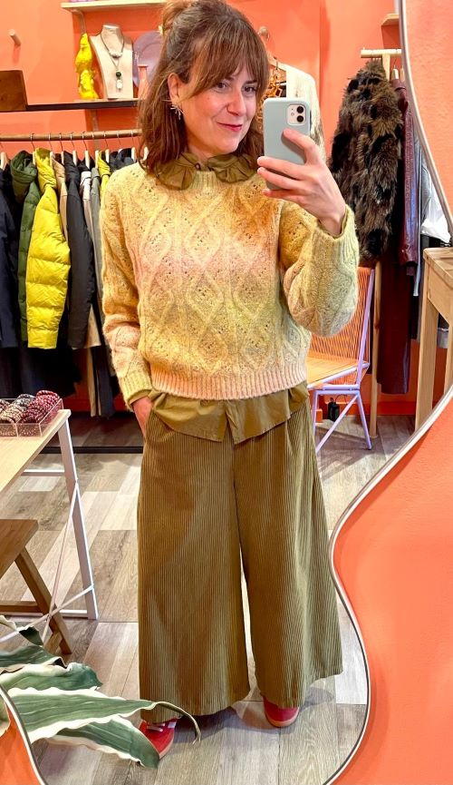 pantalón de mujer de pana gruesa color verde con pernera ancha