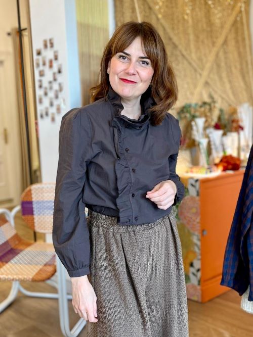 blusa de mujer marrón con volante en pecho y cuello