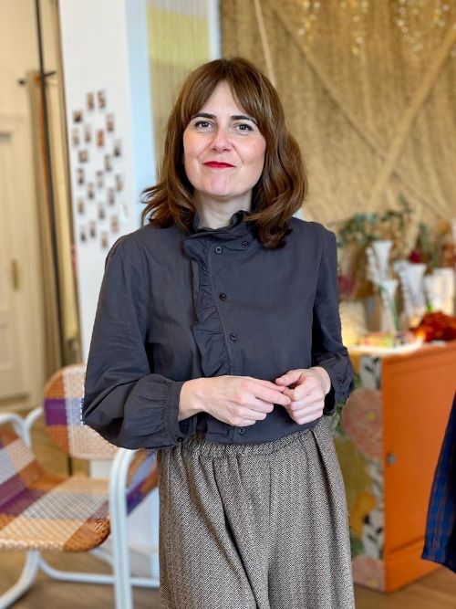 blusa de mujer marrón chocolate con volante y manga larga