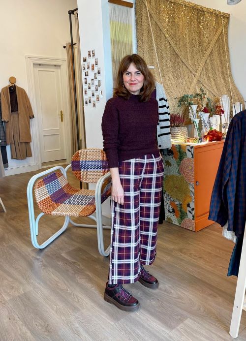 pantalón de mujer con cuadros granates