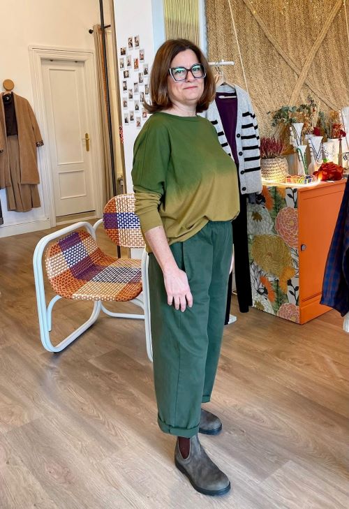 camiseta de mujer verde tiedye y pantalón de mujer verde con bolsillos